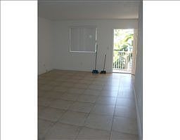 4th image of 900 NE 18th Ave APT 10