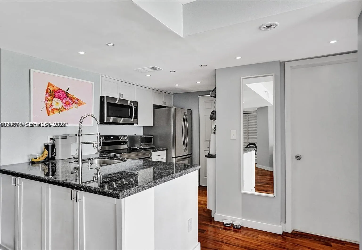 Isola Condo — Photo 4