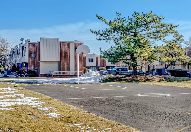 798 Eves Dr #2R — Photo 30