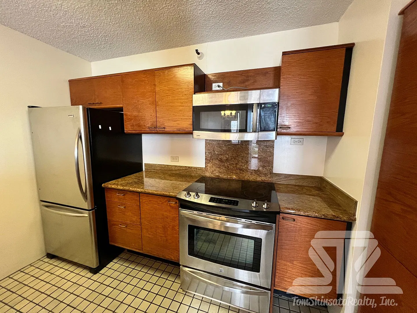 Available in November! Honolulu Tower Condo Rental - 2BR / 1Bath / 1Pkg — Photo 4