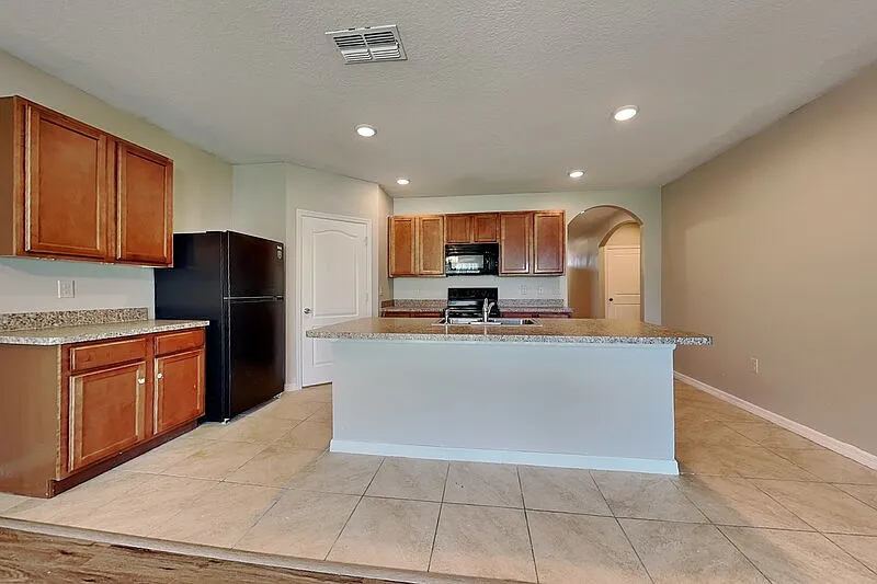 4 bed, 2.0 bath, 1828 sqft, $1,899 — Photo 3