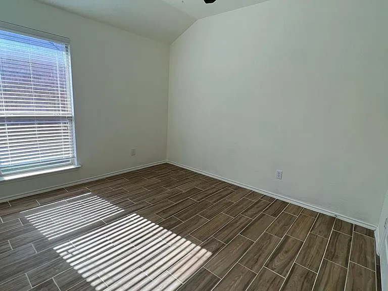 1011 Meadow Green Ct — Photo 11