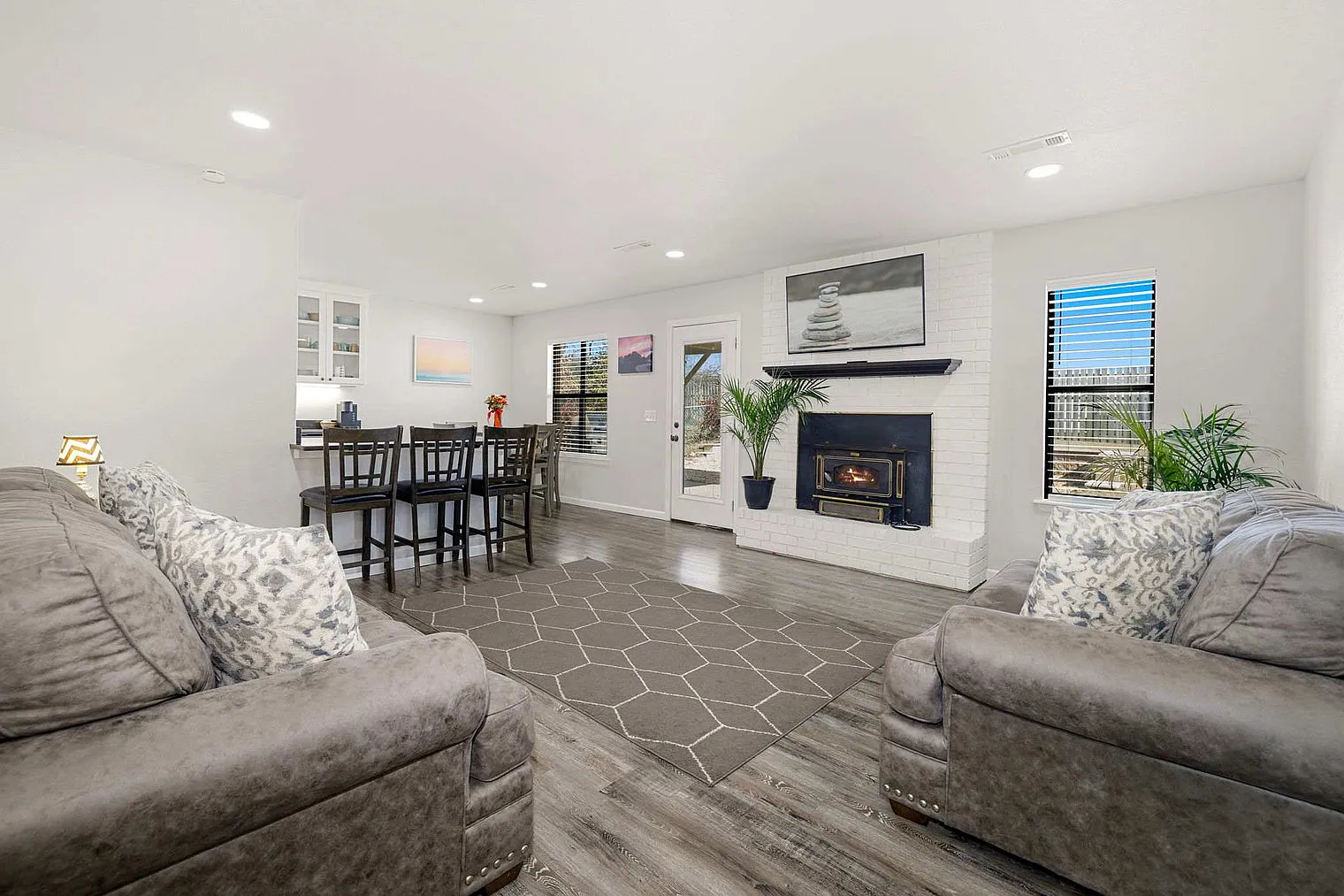 3 bed, 2.0 bath, 1248 sqft, $4,266 — Photo 2