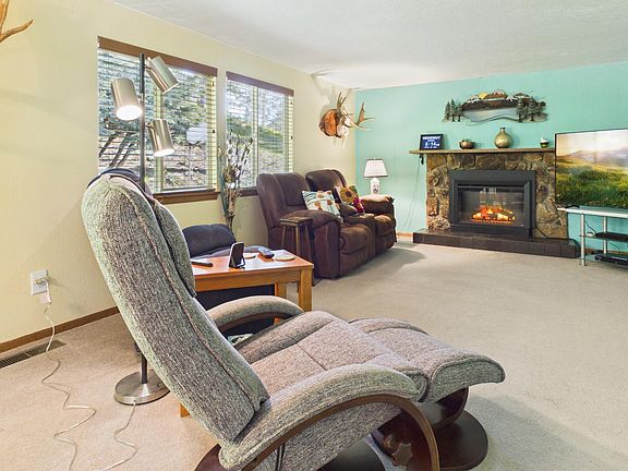 5th image of 29 Pinecone Park Ln