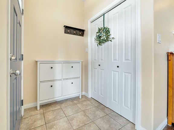 5th image of 512 Silkstone Cres W