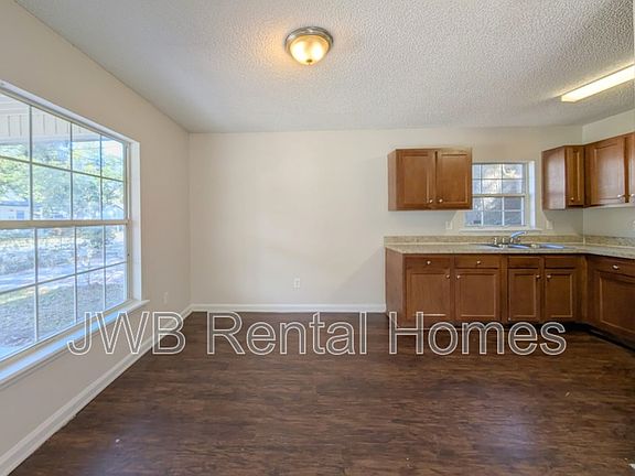 4th image of 1443 Louisiana St