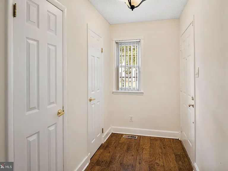 15 Embassy Dr — Photo 4