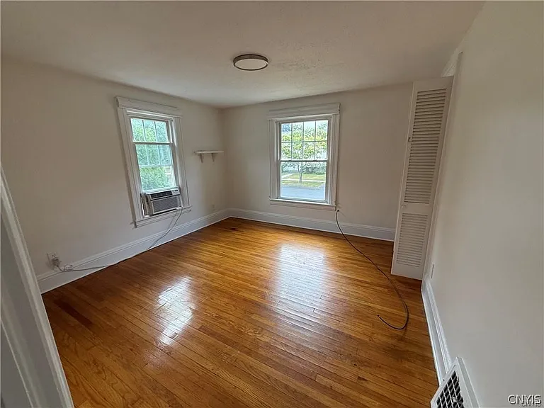 221 Thompson Blvd — Photo 9