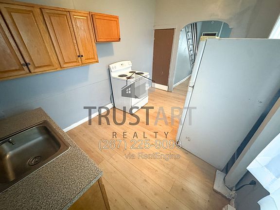 3rd image of 3110 Custer St