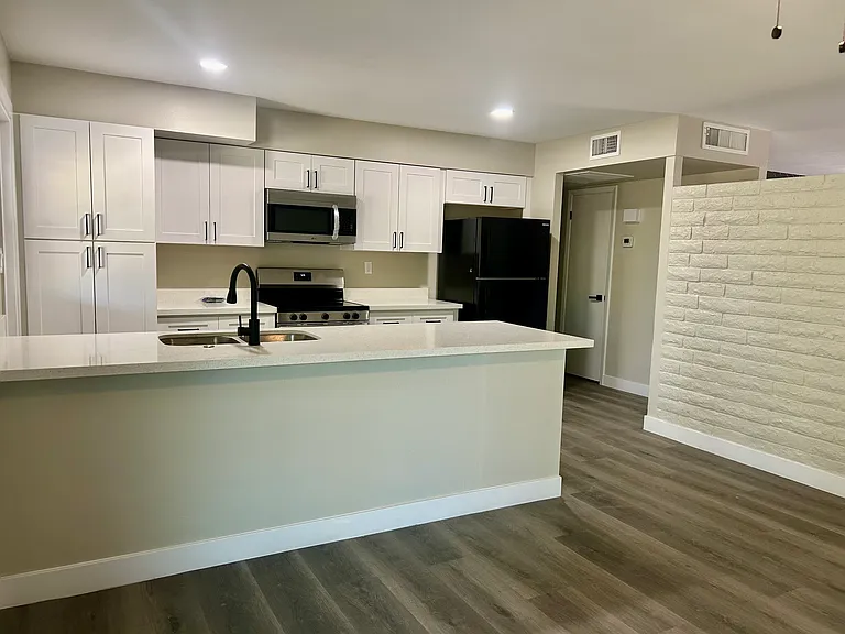 1929 E Alameda Dr — Photo 4