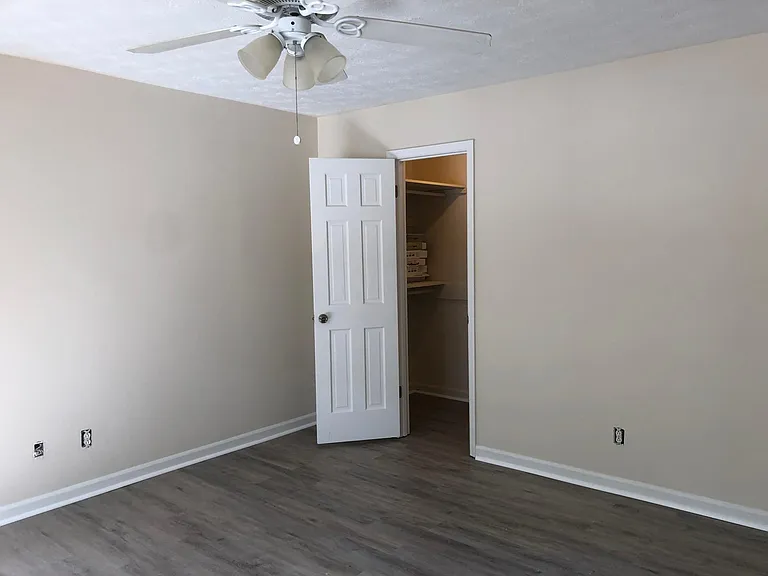 300 Winding River Dr #G — Photo 10