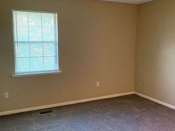 5th image of 106 NE Timbercreek Cir