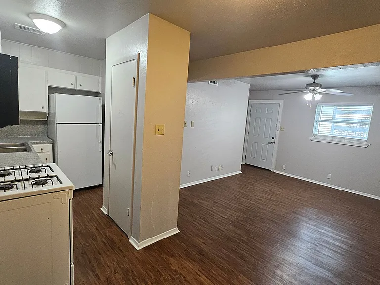 2428 Louise St #2505 — Photo 27
