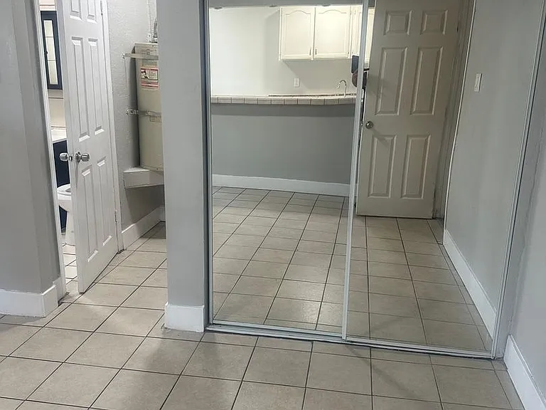 5606 S Figueroa St #3A — Photo 2