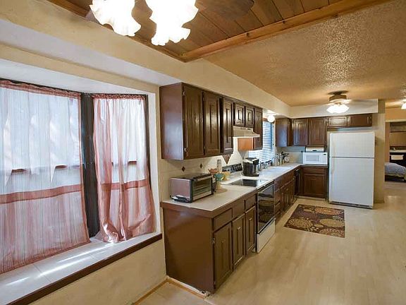 Big kitchen with b-fast area.