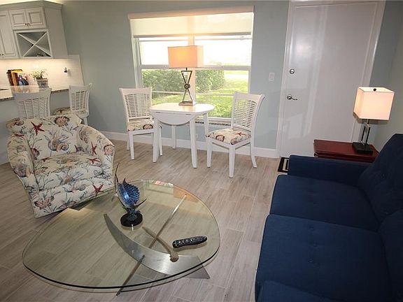 5th image of 28 Pine Arbor Ln