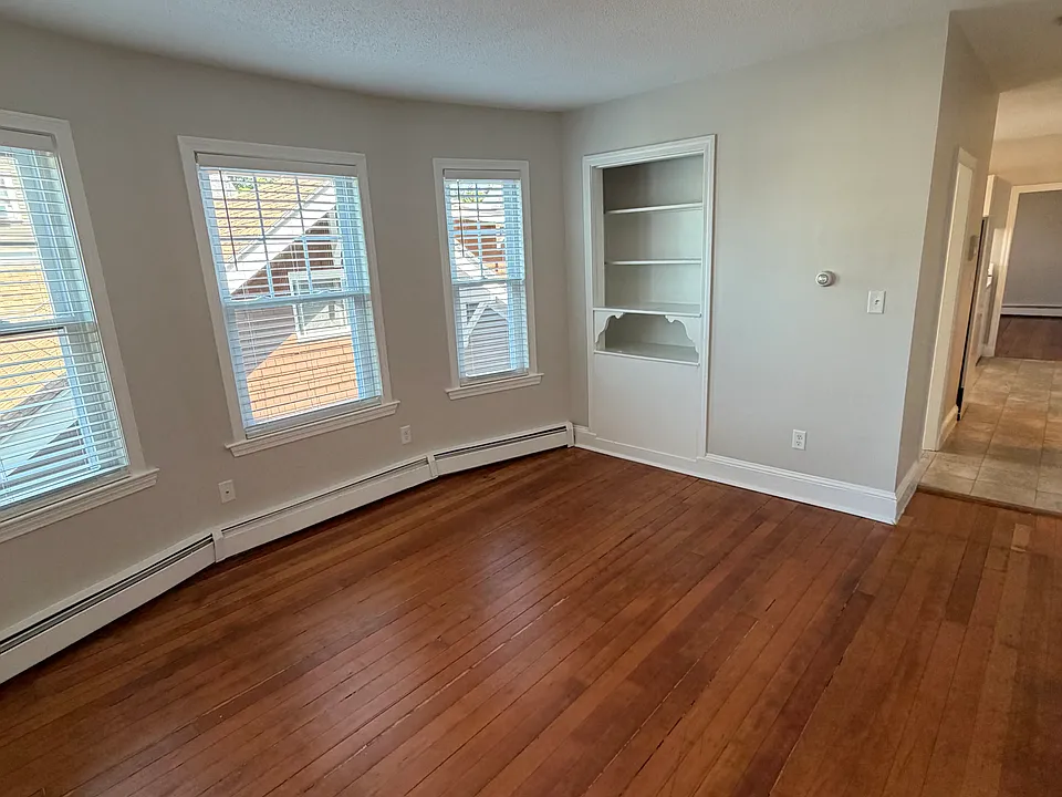 87 Webster St #4