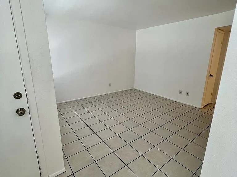 Brenda Arms Apartments — Photo 6