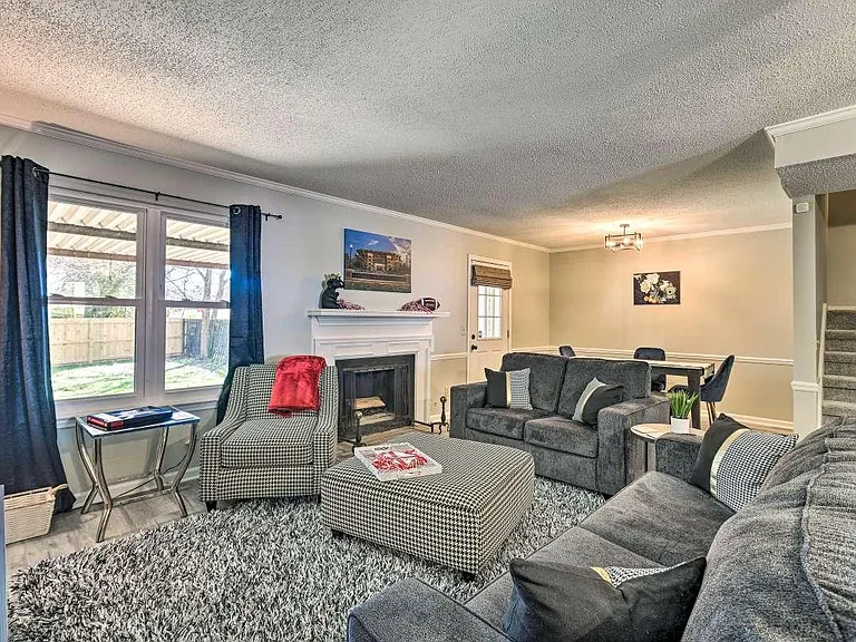 1073 Fairfax Dr — Photo 3
