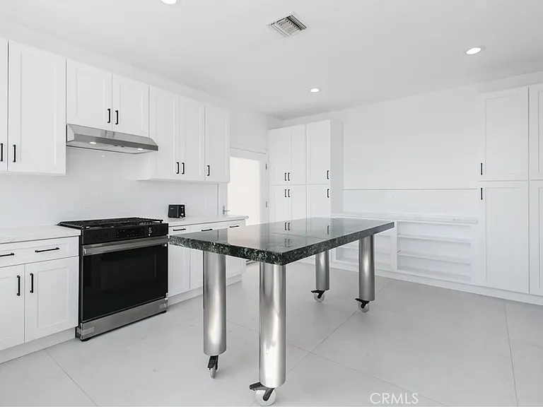 5084 Campo Rd — Photo 3
