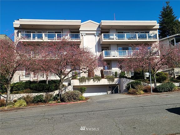 Built in 1990 and Close to Shopping, dining and entertainment.