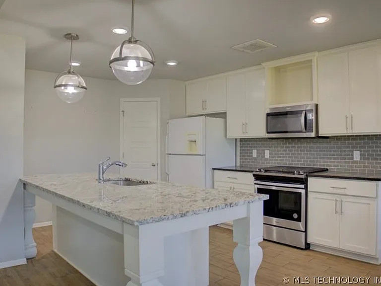 7012 S Elder Ave — Photo 8