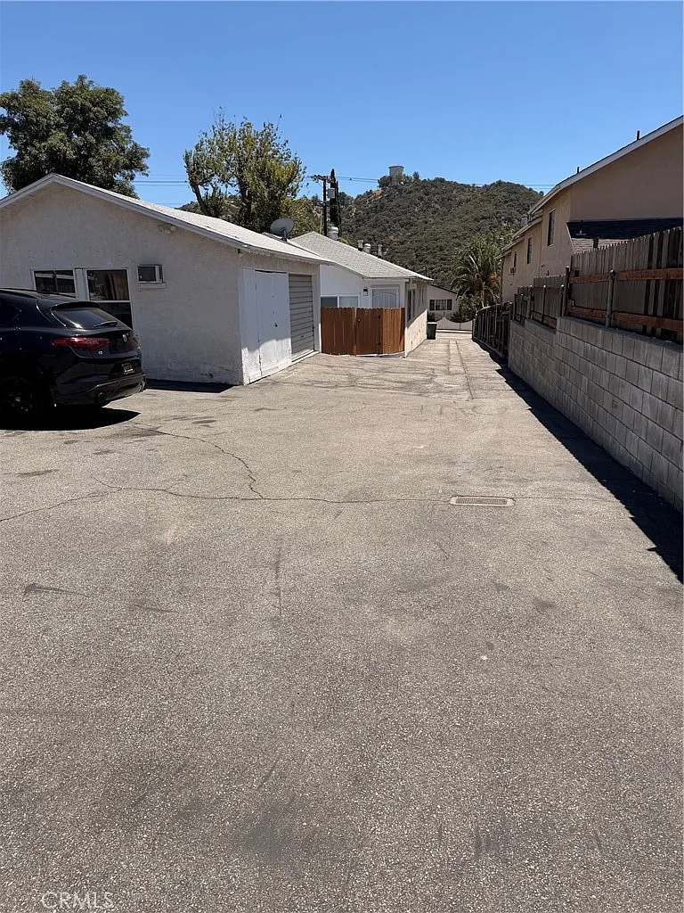 2 bed, 1000 sqft, $2,600 — Photo 2