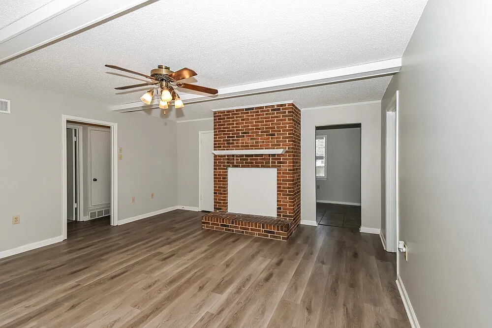 3 bed, 2.0 bath, 1215 sqft, $2,130 — Photo 3
