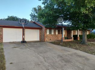 212 Palmer Dr, Comanche, TX 76442