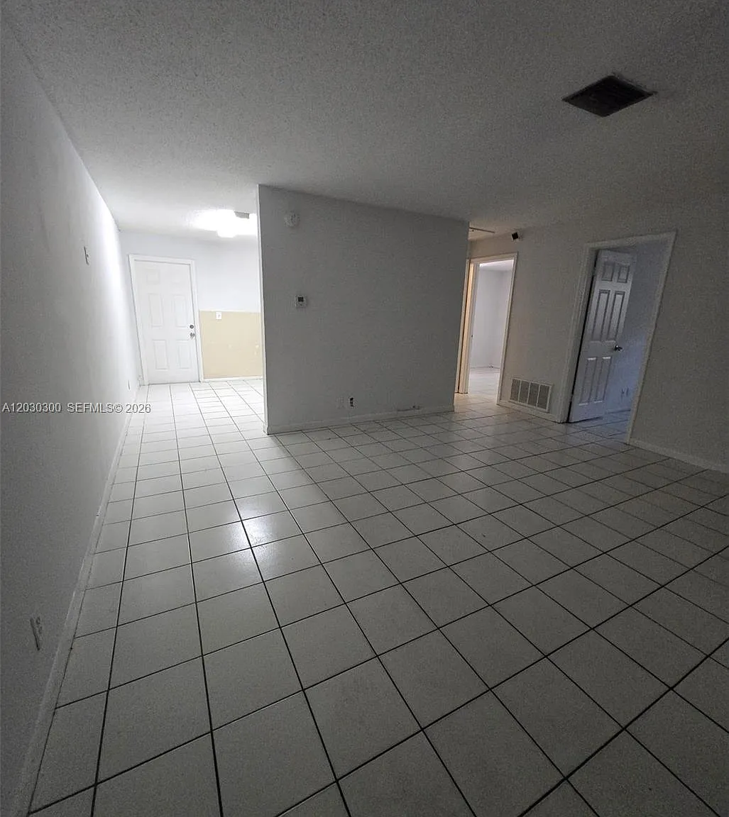 Lauderhill Manor — Photo 2