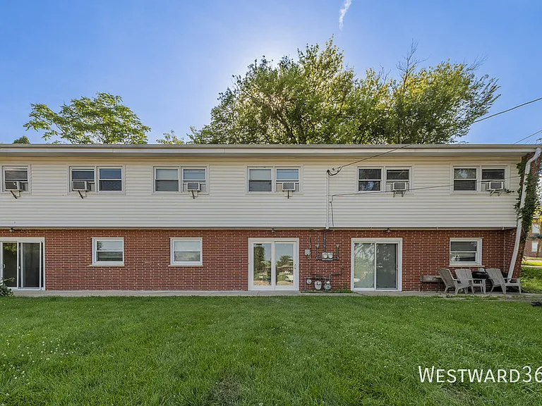 325 E Lake St — Photo 10