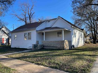 421 W 10th Ave, Winfield, KS 67156