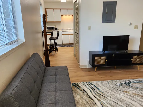 2210 9th St, Coralville, IA 52241