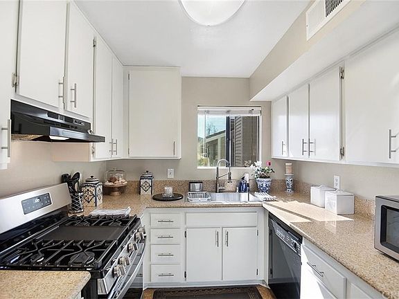 5th image of 27117 Crossglade Ave Unit 5