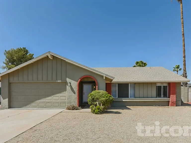 3226 N Ellis St — Photo 2