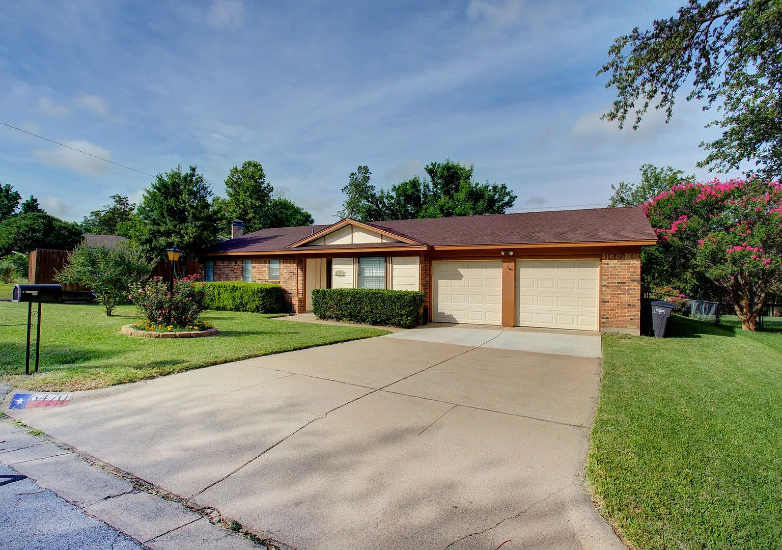Spacious 3 Bedroom, 2 Bath Home in Fort Worth's Wedgwood Addition — Photo 2