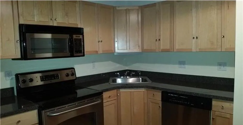 325 Lafayette St — Photo 3