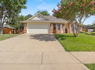 541 Pleasant Valley Dr, Burleson, TX 76028