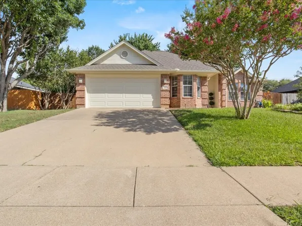 541 Pleasant Valley Dr, Burleson, TX 76028