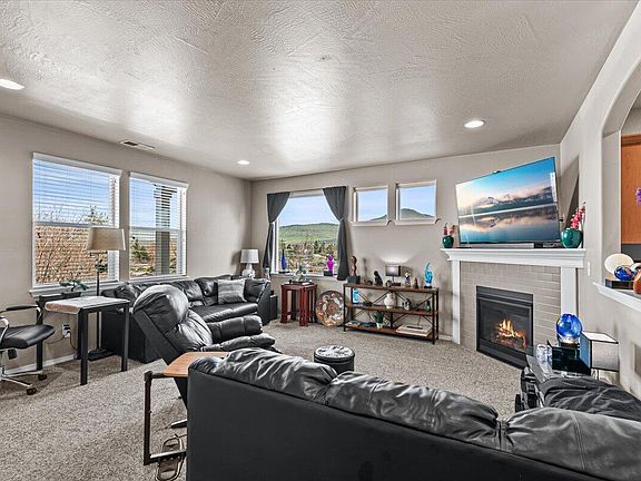 5th image of 2264 College Way