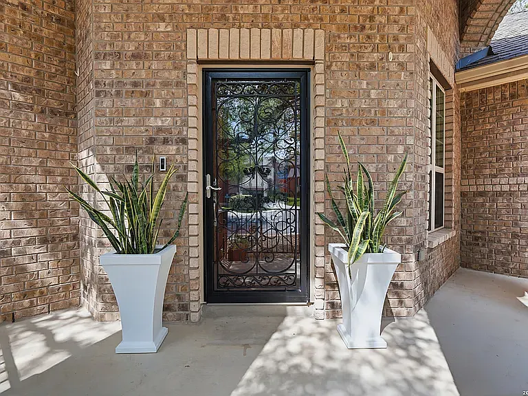 3 bed, 2.5 bath, 2200 sqft, $2,500 — Photo 2