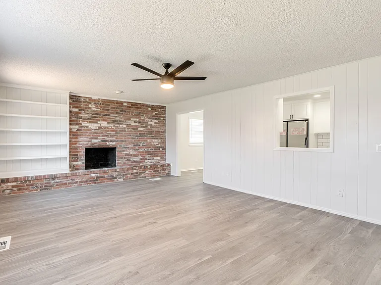 11715 N Francis Ave — Photo 10