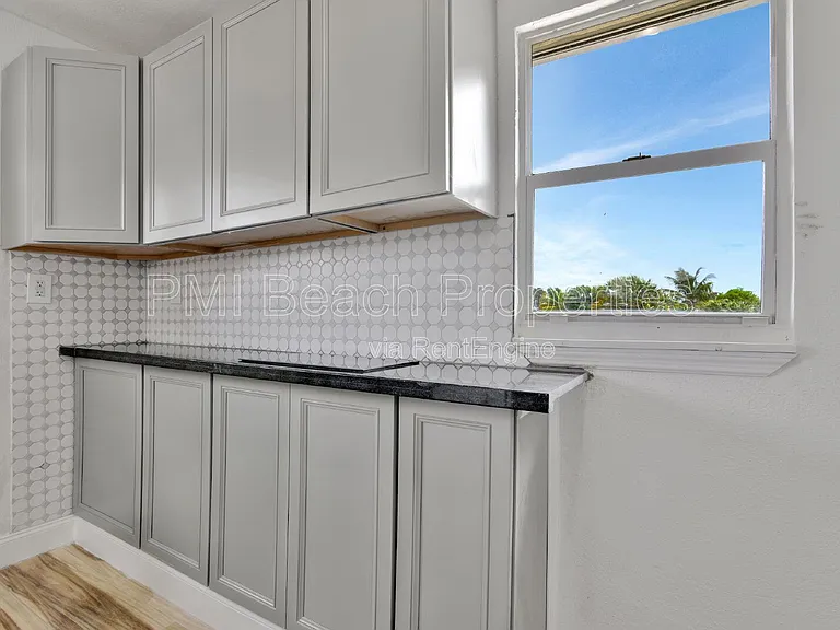 825 Truman St #4 — Photo 6