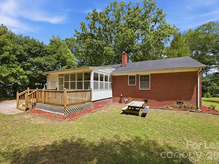 631 Townsend Ave — Photo 28