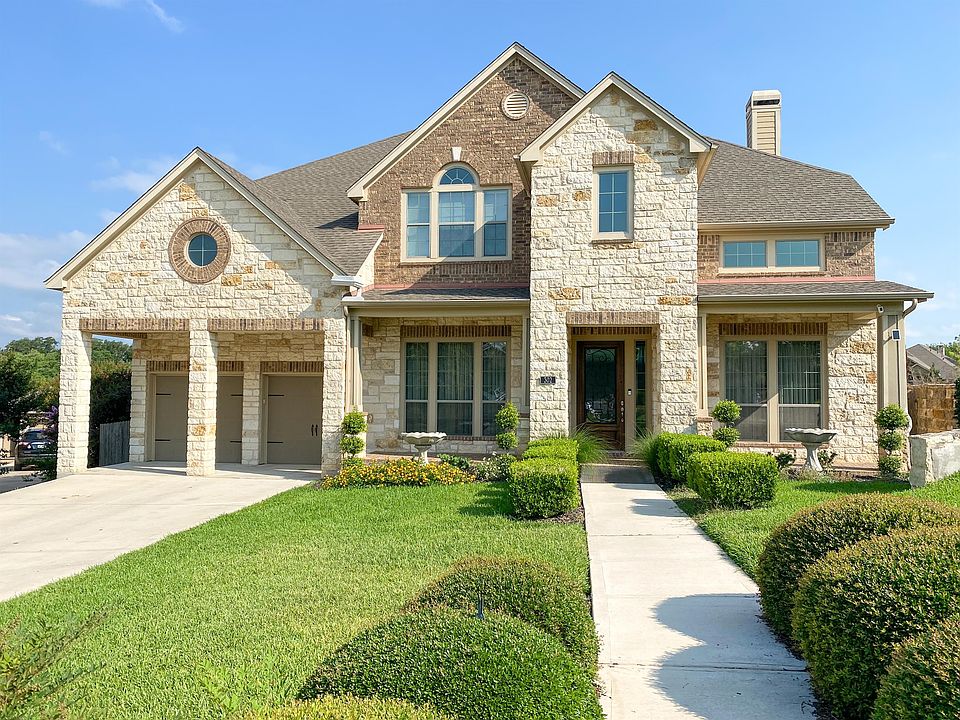 1st image of 302 Oak Cv