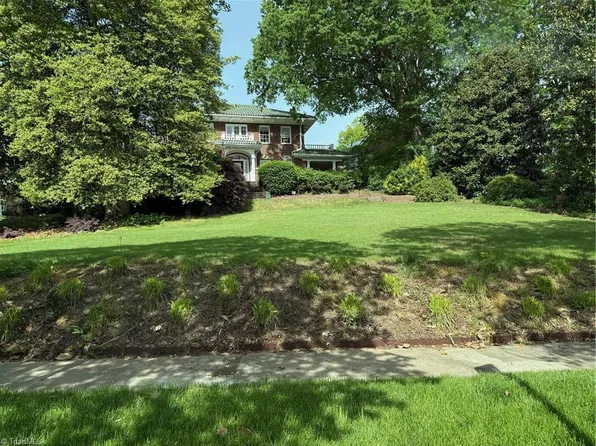 1601 N College Park Dr, Greensboro, NC 27403