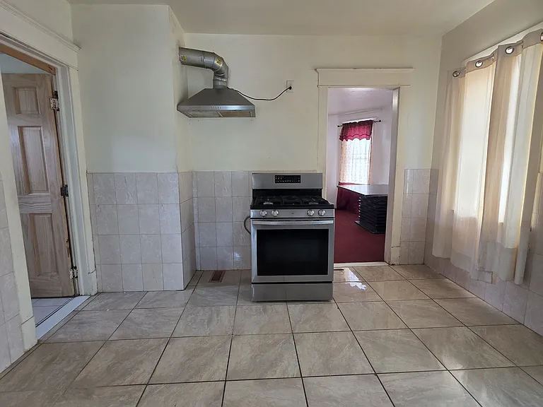 1029 E Ferry St #1 — Photo 7