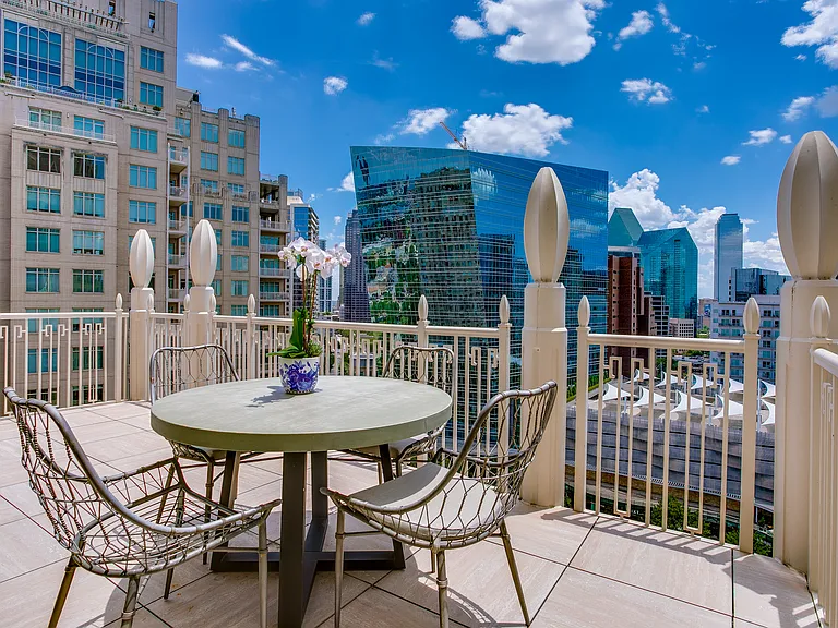 2555 N Pearl St #1402 — Photo 32