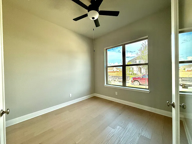 2017 Montgomery Ln — Photo 3