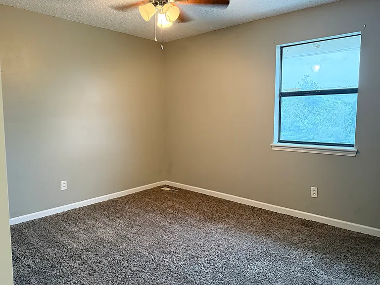 207 White Oak Dr NE #B — Photo 8